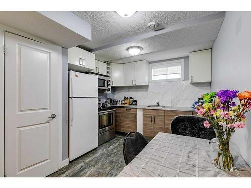 3105 A & B, 3107 A & B 38 Street Sw, Calgary, AB - Indoor Photo Showing Kitchen