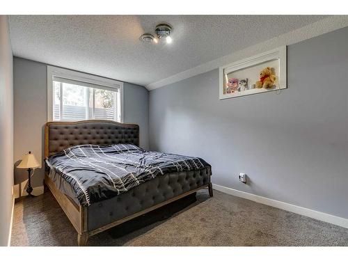 3105 A & B, 3107 A & B 38 Street Sw, Calgary, AB - Indoor Photo Showing Bedroom