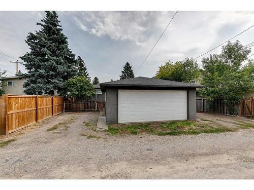 3105 A & B, 3107 A & B 38 Street Sw, Calgary, AB - Outdoor