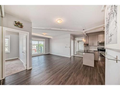 4314-5305 32 Avenue Sw, Calgary, AB - Indoor Photo Showing Kitchen