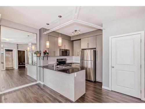 4314-5305 32 Avenue Sw, Calgary, AB - Indoor Photo Showing Kitchen With Stainless Steel Kitchen With Double Sink