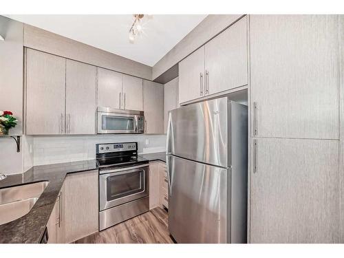 4314-5305 32 Avenue Sw, Calgary, AB - Indoor Photo Showing Kitchen With Stainless Steel Kitchen With Double Sink With Upgraded Kitchen