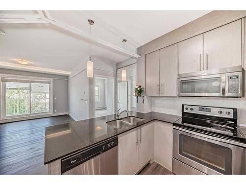 4314-5305 32 Avenue Sw, Calgary, AB - Indoor Photo Showing Kitchen With Stainless Steel Kitchen