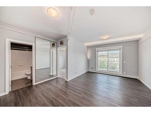 4314-5305 32 Avenue Sw, Calgary, AB - Indoor Photo Showing Kitchen With Double Sink