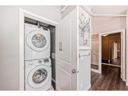 4314-5305 32 Avenue Sw, Calgary, AB - Indoor Photo Showing Bathroom