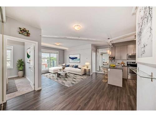 4314-5305 32 Avenue Sw, Calgary, AB - Indoor Photo Showing Kitchen