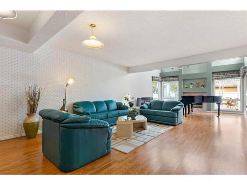 38 Edgevalley Manor Nw, Calgary, AB - Indoor Photo Showing Living Room