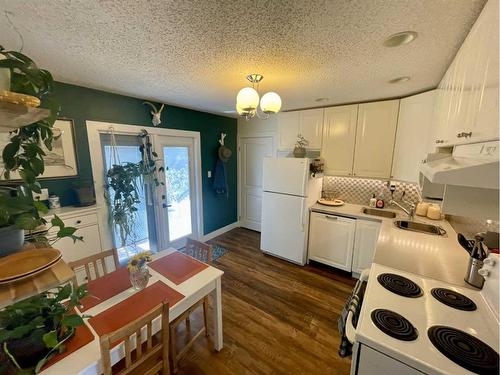 8327 Bowness Road Nw, Calgary, AB - Indoor Photo Showing Kitchen