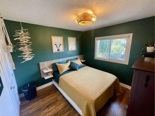 8327 Bowness Road Nw, Calgary, AB - Indoor Photo Showing Bedroom