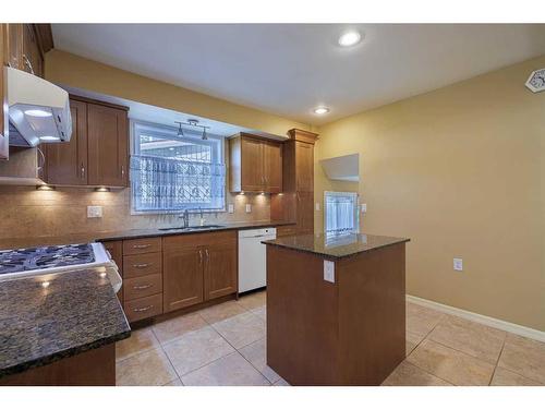 14 Glacier Place Sw, Calgary, AB - Indoor Photo Showing Kitchen