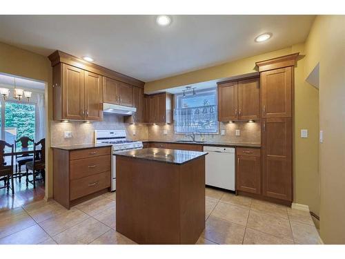 14 Glacier Place Sw, Calgary, AB - Indoor Photo Showing Kitchen