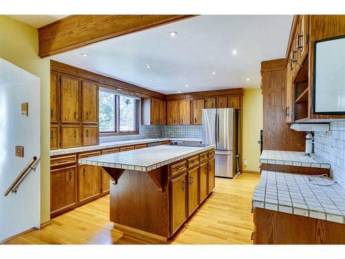 23 Bow Village Crescent Nw, Calgary, AB - Indoor Photo Showing Kitchen