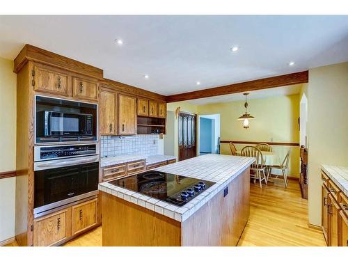 23 Bow Village Crescent Nw, Calgary, AB - Indoor Photo Showing Kitchen