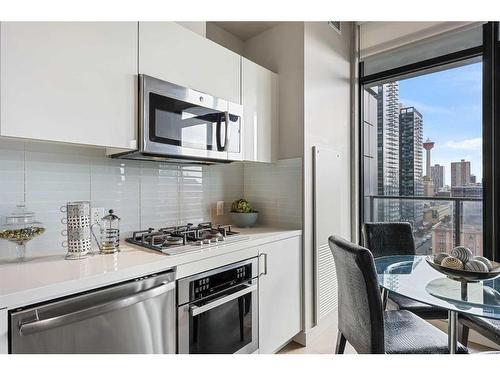 1107-1010 6 Street Sw, Calgary, AB - Indoor Photo Showing Kitchen With Upgraded Kitchen