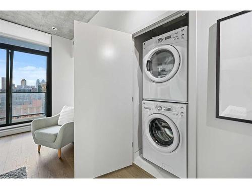 1107-1010 6 Street Sw, Calgary, AB - Indoor Photo Showing Laundry Room