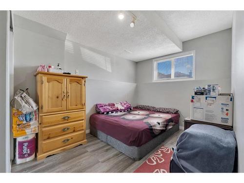 239 Taravista Drive Ne, Calgary, AB - Indoor Photo Showing Bedroom