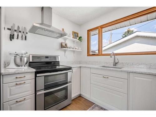 348 Weddenburn Road Se, Calgary, AB - Indoor Photo Showing Kitchen