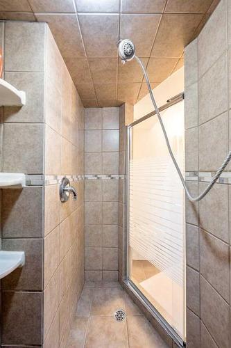 348 Weddenburn Road Se, Calgary, AB - Indoor Photo Showing Bathroom