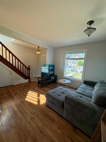 70 7 Street Ne, Calgary, AB - Indoor Photo Showing Living Room