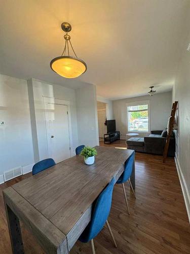 70 7 Street Ne, Calgary, AB - Indoor Photo Showing Dining Room