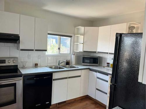 70 7 Street Ne, Calgary, AB - Indoor Photo Showing Kitchen With Double Sink