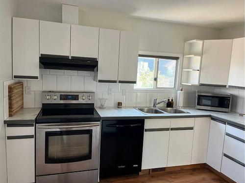 70 7 Street Ne, Calgary, AB - Indoor Photo Showing Kitchen With Double Sink