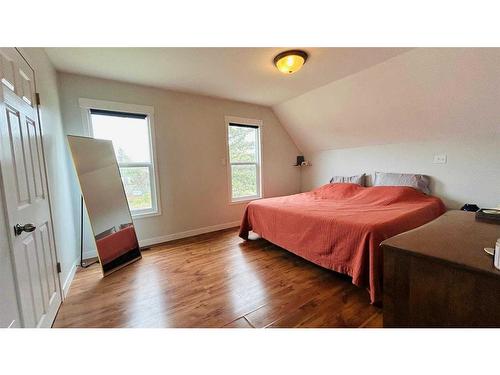 70 7 Street Ne, Calgary, AB - Indoor Photo Showing Bedroom