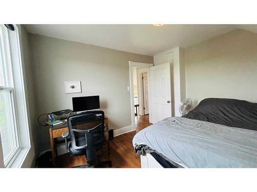 70 7 Street Ne, Calgary, AB - Indoor Photo Showing Bedroom