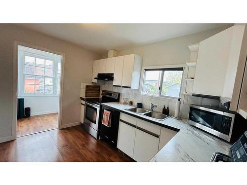 70 7 Street Ne, Calgary, AB - Indoor Photo Showing Kitchen With Double Sink