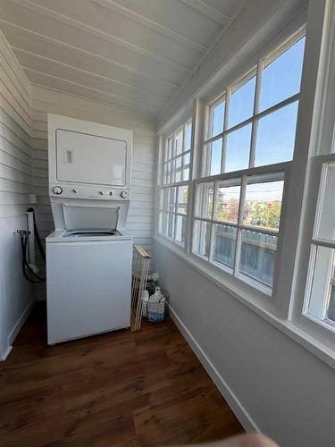 70 7 Street Ne, Calgary, AB - Indoor Photo Showing Laundry Room