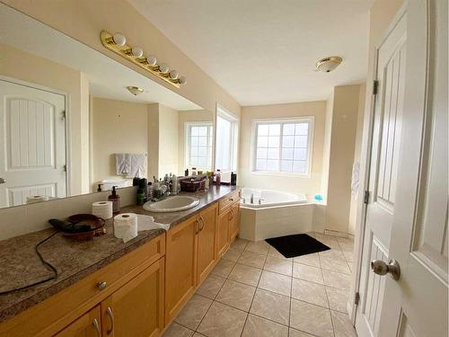 112 Sierra Place, Olds, AB - Indoor Photo Showing Bathroom