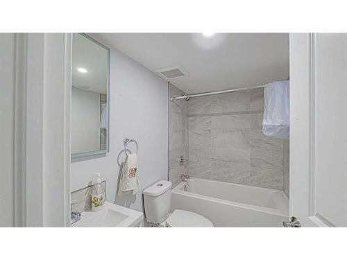 17 Evanscrest Terrace Nw, Calgary, AB - Indoor Photo Showing Bathroom