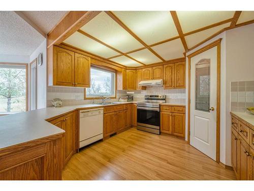 16 Hamptons Heath Nw, Calgary, AB - Indoor Photo Showing Kitchen