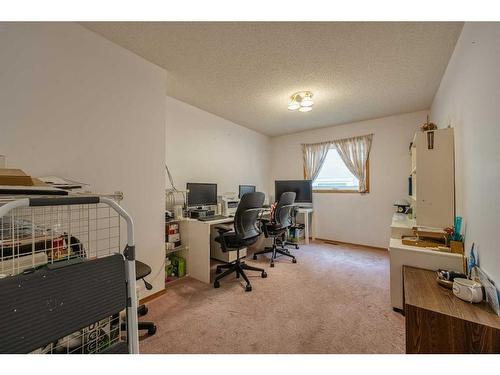 16 Hamptons Heath Nw, Calgary, AB - Indoor Photo Showing Office