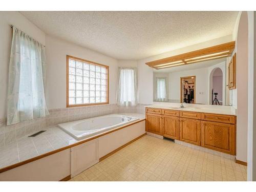 16 Hamptons Heath Nw, Calgary, AB - Indoor Photo Showing Bathroom