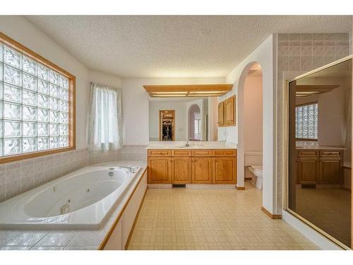 16 Hamptons Heath Nw, Calgary, AB - Indoor Photo Showing Bathroom