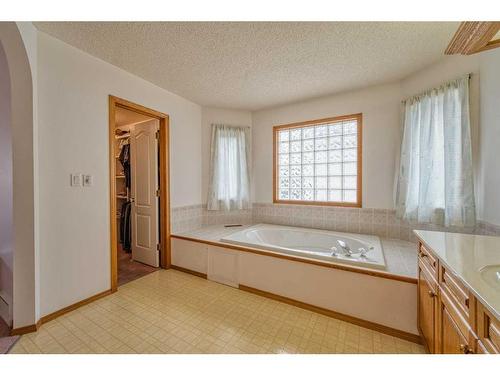 16 Hamptons Heath Nw, Calgary, AB - Indoor Photo Showing Bathroom