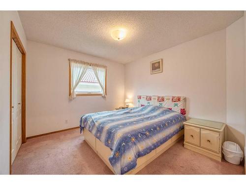 16 Hamptons Heath Nw, Calgary, AB - Indoor Photo Showing Bedroom