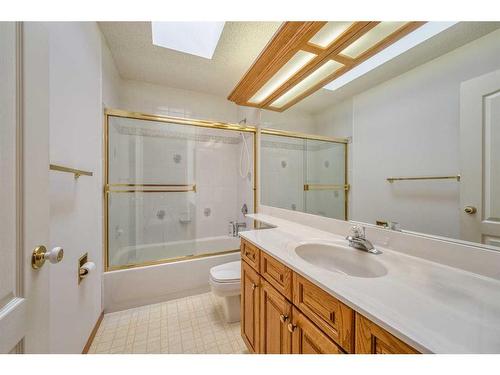 16 Hamptons Heath Nw, Calgary, AB - Indoor Photo Showing Bathroom