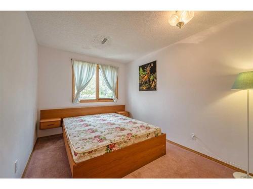 16 Hamptons Heath Nw, Calgary, AB - Indoor Photo Showing Bedroom