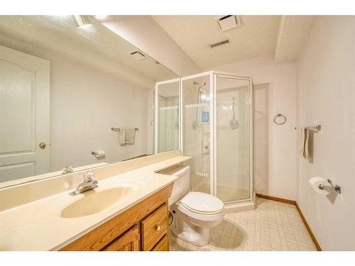 16 Hamptons Heath Nw, Calgary, AB - Indoor Photo Showing Bathroom