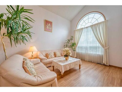 16 Hamptons Heath Nw, Calgary, AB - Indoor Photo Showing Living Room