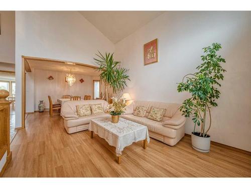 16 Hamptons Heath Nw, Calgary, AB - Indoor Photo Showing Living Room