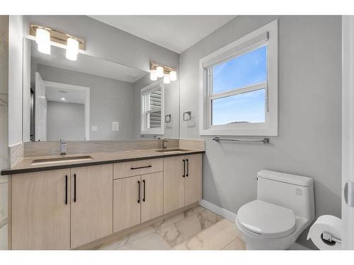 105 Midtown Close Sw, Airdrie, AB - Indoor Photo Showing Bathroom