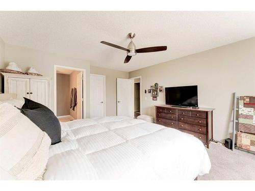 160 Valley Ridge Heights Nw, Calgary, AB - Indoor Photo Showing Bedroom