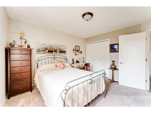 160 Valley Ridge Heights Nw, Calgary, AB - Indoor Photo Showing Bedroom