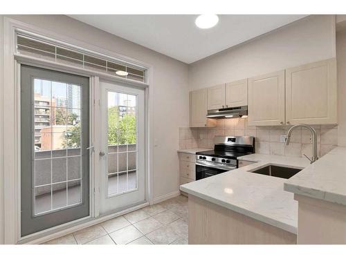 217-527 15 Avenue Sw, Calgary, AB - Indoor Photo Showing Kitchen With Upgraded Kitchen