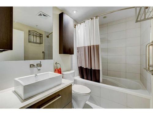 203-10 Shawnee Hill Sw, Calgary, AB - Indoor Photo Showing Bathroom