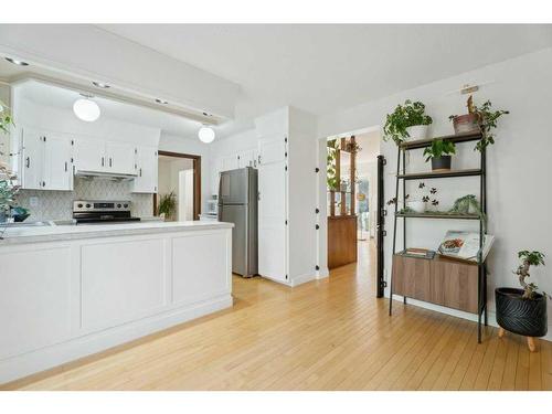 336 Valencia Place Nw, Calgary, AB - Indoor Photo Showing Kitchen