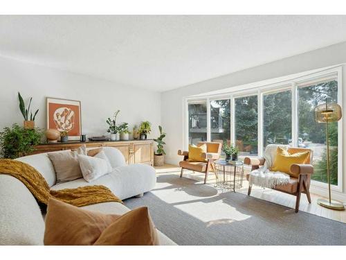 336 Valencia Place Nw, Calgary, AB - Indoor Photo Showing Living Room